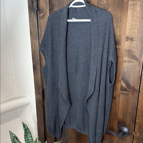 Athleta Restful Cocoon Wrap in Charcoal Grey Open Front sleeveless Cardigan XS - Picture 5 of 9